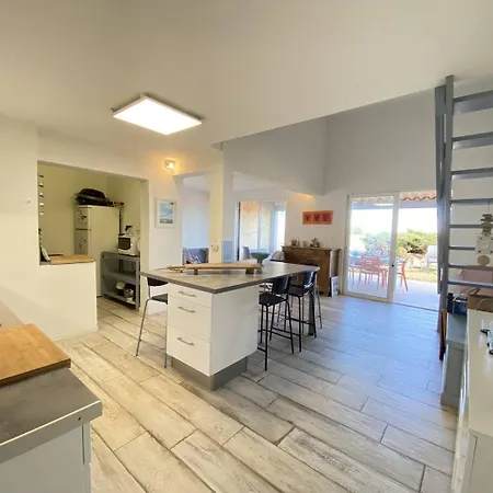 Maison De En Front De *