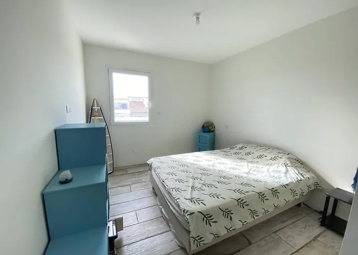 Maison De En Front De