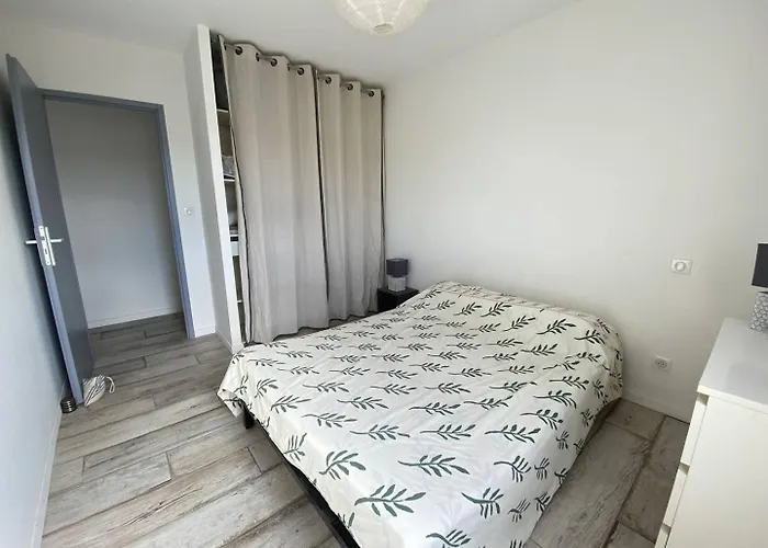 Maison De En Front De